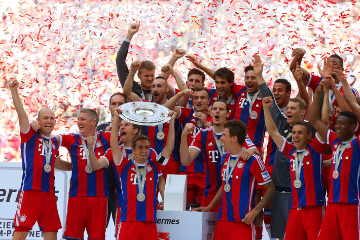 Tính đến thời điểm gần hết năm 2015, Bayern đã có được 43 bàn thắng sau 15 trận đạt tỉ lệ gần 2,9 bàn/trận. Điểm mạnh nhất trên hàng tiền đạo “Hùm xám” là sự đồng đều khi bất cứ ngôi sao nào từ Lewandowski, Muller, Robben, Cosman hay Doughlas Costa đều có thể rực sáng. Số bàn thắng của họ cũng khá toàn diện khi có 24 bàn từ chân phải, 11 từ chân trái và 6 trong đó đến từ những pha đánh đầu.