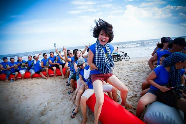 Bên cạnh đó còn có những trò chơi vận động ngoài bãi biển.