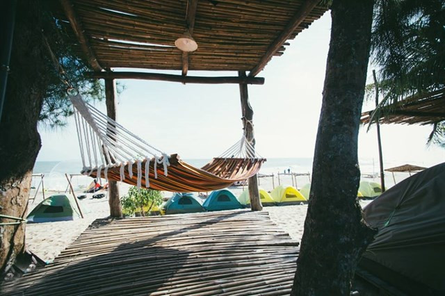 Cắm trại, trải nghiệm cuộc sống thú vị giữa thiên nhiên, qua đêm với những chiếc lều ngay cạnh bãi biển hoặc những căn biệt thự nằm sát bãi biển là những gì Coco Beach Camp mang đến cho du khách.