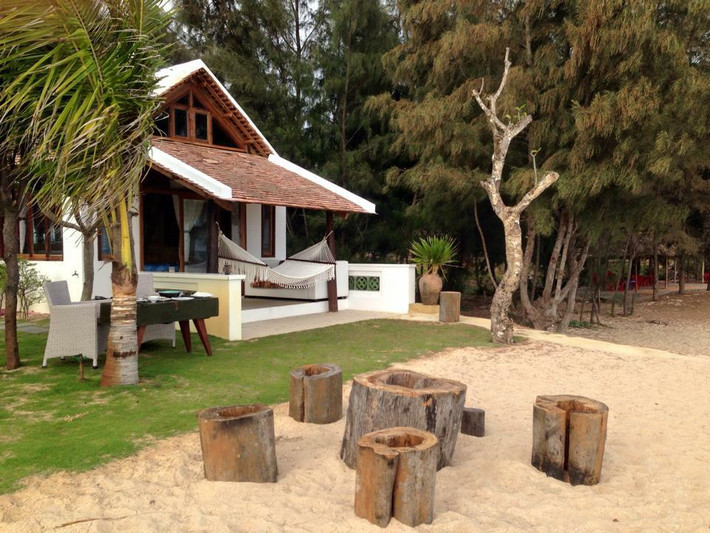 Ngoài việc cắm trại trên biển, khi đến với Coco Beach Camp giới trẻ còn có thể lựa chọn chỗ lưu trú cho mình là những căn biệt thự có mặt hướng ra biển rất đơn giản nhưng đầy đủ tiện nghi.