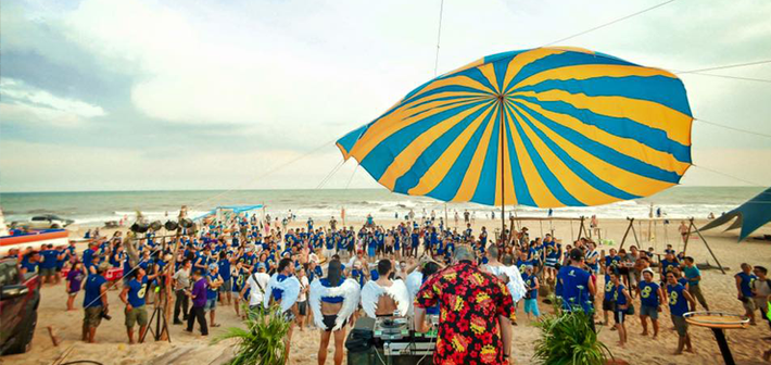 Ngoài việc nghỉ dưỡng, Coco Beach Camp còn là nơi thường xuyên tổ chức những bữa tiệc âm nhạc ngoài trời thu hút hàng ngàn người tới dự.