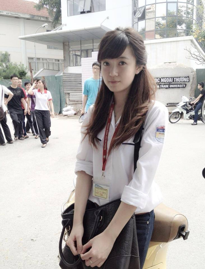 Cô hot girl 9X chụp ảnh trong lần đi thi tại Đại học Ngoại Thương Hà Nội.