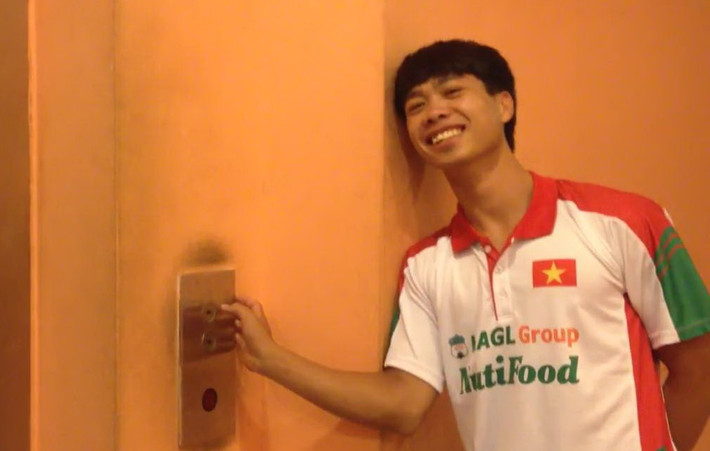 Trong lần tập trung để chuẩn bị cho giải vô địch U19 Đông Nam Á tại Hà Nội, Công Phượng đã 5 lần 7 lượt ấn thang máy để ngăn cản các đồng đội như Xuân Trường, Tuấn Anh hay Văn Toàn lên phòng nghỉ ngơi.