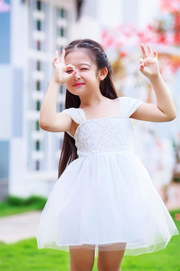 Vẻ tinh nghịch của cô bé Lê Huỳnh Bảo Ngọc trong bộ ảnh đầu tiên làm người mẫu ảnh của mình.