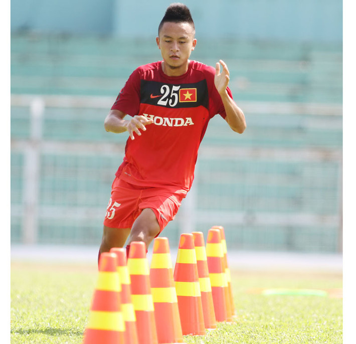 Sau khi kết thúc giải vô địch U19 Đông Nam Á với chức á quân, HLV Hoàng Văn Phúc xin bầu Hiển đưa luôn cầu thủ này về CLB Hà Nội.