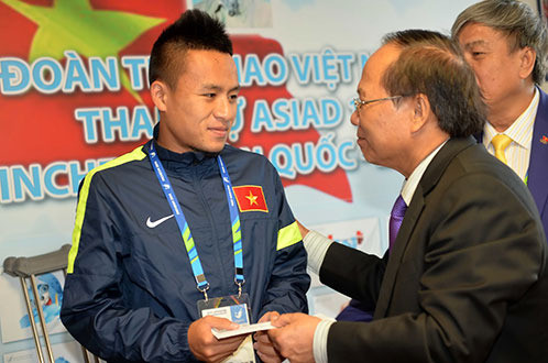 Tháng 5/2013, HLV Triệu Quang Hà lên dẫn dắt CLB Hà Nội đã loại Huy Toàn. Anh rơi vào tình cảnh bơ vơ nên đã lặng lẽ xách hành lý về Lâm Đồng.