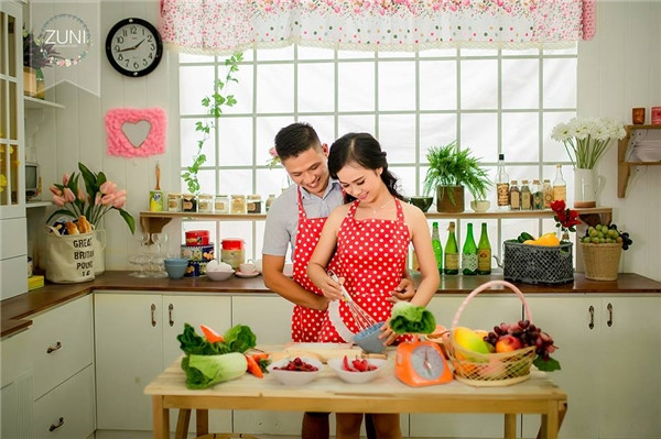 Hai nhân vật chính trong câu chuyện tình cổ tích giữa cặp thầy trò cách nhau 13 tuổi đó là chàng trai Trần Thanh Tùng (SN 1983) và cô nàng Trương Bích Hoài (SN 1996).