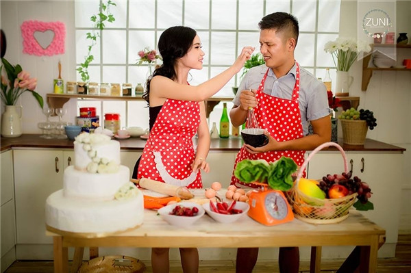 Kể về chuyện tình giữa sinh viên với thầy giáo, cô sinh viên Bích Hoài nói: "Ngay từ buổi lên lớp đầu tiên khi biết thầy chưa có người yêu, mình nghĩ ngay trong đầu "thầy nhất định là của em". Từ đó, mỗi khi anh Tùng xuống chấm bài, mình hay đi theo sau lưng để đo chiều cao của anh xem có xứng hay không?"