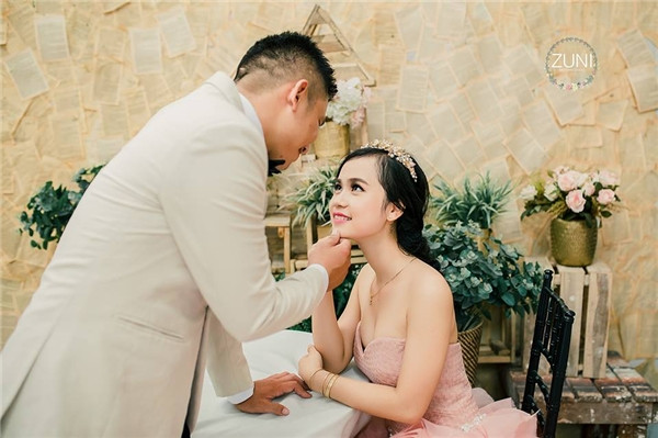 Sau đó 2 tháng thì Thanh Tùng về thăm gia đình Bích Hoài, cũng xem là ngày ra mắt người yêu với cả nhà. Gia đình Bích Hoài khá khó tính nhưng ngay lần đầu gặp Thanh Tùng, cả nhà đều tỏ ra "ưng bụng" chàng rể tương lai.
