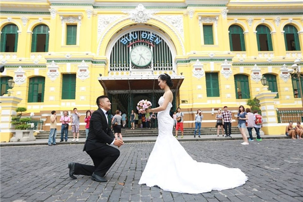 Còn những chàng trai khác thì ganh tị với Thanh Tùng bởi đã yêu được một cô gái vô cùng xinh đẹp và dễ thương. Chuyện tình thầy trò đi đến kết cục tốt đẹp là đám cưới của hai người trong thời gian tới. Nguồn ảnh: Zuni.