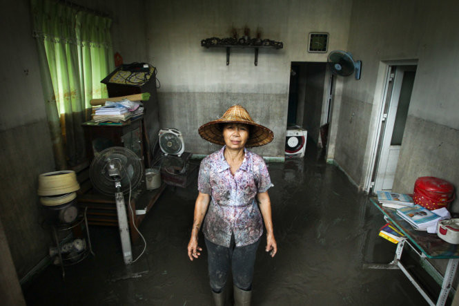 "Hôm nay nước rút bớt, chúng tôi quay trở lại nhà mà lòng tê tái khi phần lớn đồ đạc trong gia đình bị cuốn trôi hoặc hỏng hóc vì ngâm nước”. Bà Cúc, một người dân bị ảnh hưởng bởi đợt mưa lũ ở Quảng Ninh cho biết thêm.