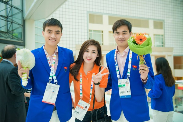 Cũng chính vì ngoại hình khá nên tại Olympic 2012 được tổ chức tại London, Nhật Tiến được vinh dự cầm cờ cho Đoàn TTVN tại kỳ thế vận hội này. Trong ảnh, Nhật Tiến chụp ảnh cùng Đại sứ thân thiện của Việt Nam tại SEA Games 28 là Á hậu Dương Tú Anh.