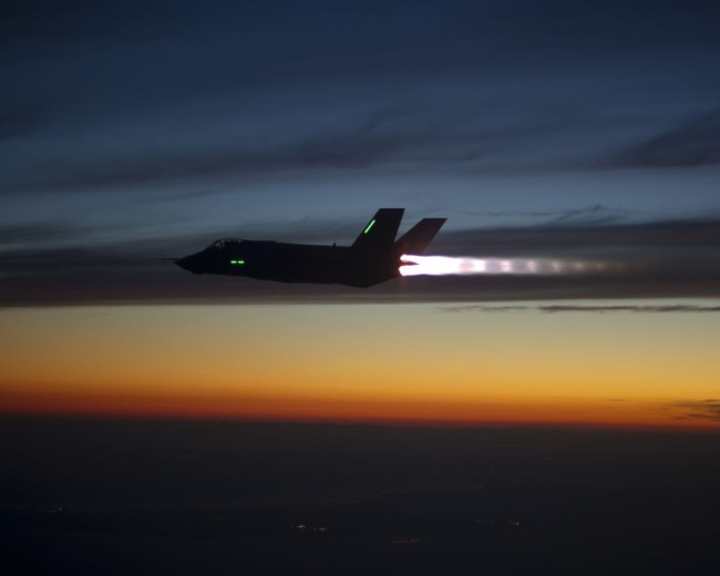 F-35B Lightning II đốt cháy nhiên liệu khi bay.