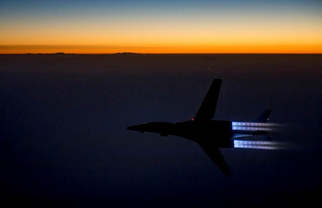 Hình ảnh ấn tượng của máy bay ném bom B-1 Lancer hoạt động với 4 động cơ GE F-110.