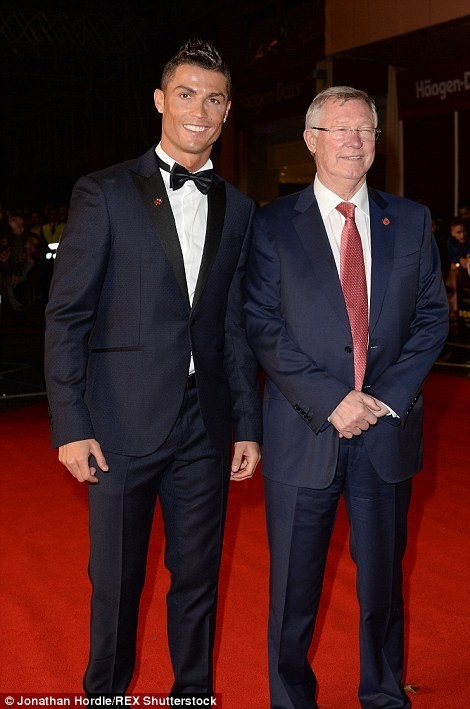 Điều đặc biệt trong buổi ra mắt bộ phim tài liệu của mình, Cris Ronaldo còn được đón tiếp “ngài” Alex Ferguson, HLV cũ của anh tại Man United. Cả Alex Ferguson lẫn Cris Ronaldo là những người thẳng tính, cả hai vẫn luôn chỉ trích nhau trong chuyên môn bởi tư duy bóng đá của thầy - trò có khác nhau.