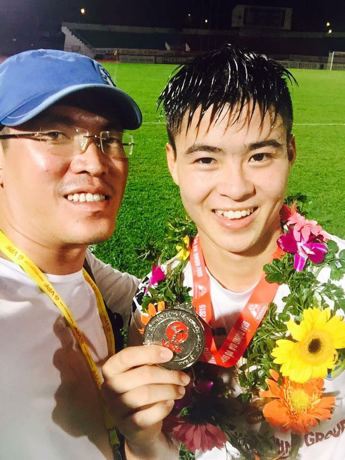 Kết thúc mùa giải 2015, Duy Mạnh không chỉ có giải thưởng cá nhân là danh hiệu cầu thủ trẻ xuất sắc mà anh cùng CLB Hà Nội T&T vượt khó để cán đích ở vị trí thứ hai, qua đó giành tấm HCB quý giá tại V.League 2015.