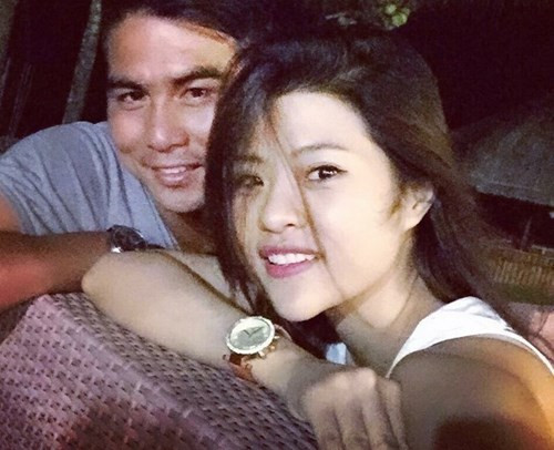 Trên trang Facebook các nhân của mình, nữ DJ 9X này thường xuyên đăng tải những hình ảnh thân mật với cựu cầu thủ Việt Thắng. Thậm chí cả hai còn thường xuyên quấn quýt bên nhau đi ăn uống hoặc đi chơi.