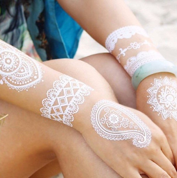 Họa tiết đối xứng là chủ đề xuyên suốt của những bản xăm Henna trắng.