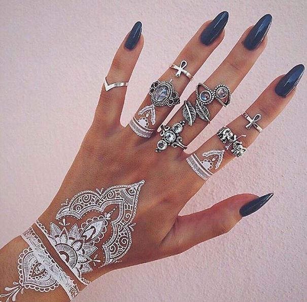 Theo một số nghệ nhân có kinh nghiệm xăm Henna lâu năm thì mực xăm Henna trắng cũng như xăm Henna truyền thống tồn tại trên da người từ 5 đến 7 ngày, sau đó sẽ phai dần và không gây độc hại.
