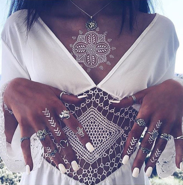 Xăm Henna trắng khác với xăm Henna truyền thống bởi màu mực. Với những hình xăm Henna truyền thống thì màu mực chủ yếu là màu đen.