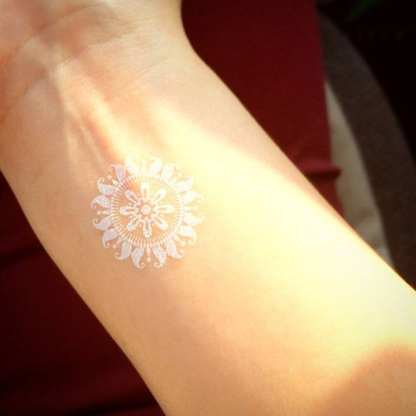 Lấy cảm hứng từ nghệ thuật xăm họa tiết Henna từ Ấn Độ, rất nhiều nghệ nhân đã sáng tác những họa tiết xăm Henna trắng hết sức bắt mắt dành cho giới trẻ.