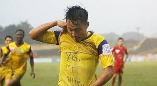 Không giống như Balotelli ăn mừng ngạo nghễ, Tấn Tài của CLB SLNA lại dùng cách viết vào áo để ăn mừng khi ghi bàn thắng.
