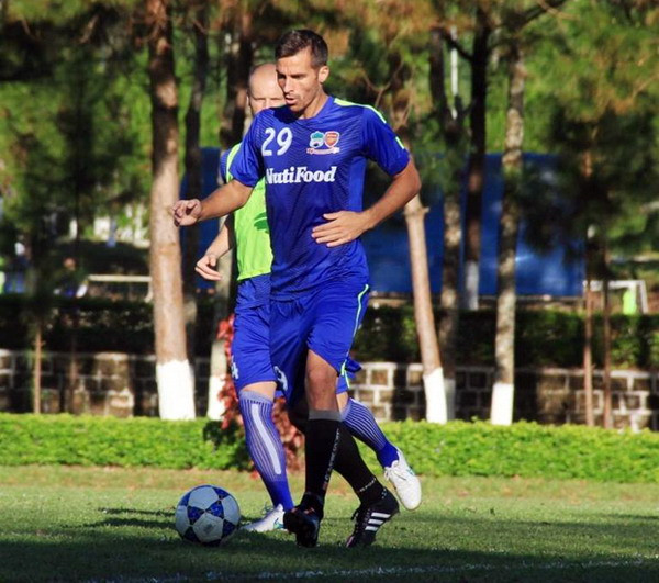 Mitja Morec đến HAGL thử việc vào giai đoạn đầu của V.League. Nhưng sau thời gian thử việc, cầu thủ Slovenia này đã bị thanh lý hợp đồng khi bị phát hiện bị bệnh tim.
