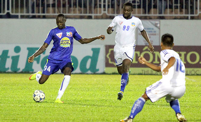 Sau trận hòa đáng tiếc với Hải Phòng tại vòng 14 V.League 2015, NHM HAGL gọi trung vệ Franklin là thảm họa khi chính cầu thủ này là tác nhân chính dẫn đến việc đội bóng phố Núi mất 3 điểm đáng tiếc. Mặc dù có chiều cao nhưng Franklin lại rất vụng về trong khoản không chiến. Nhìn vào tổng thể thì mùa giải này, HAGL đều dính dớp với các ngoại binh đến thi đấu.
