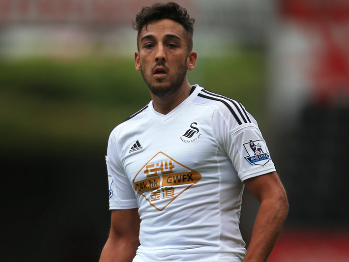 HLV Gary Monk đã tin tưởng cử hậu vệ Neil Taylor theo kèm tiền vệ Ryad Mahrez của Leicester City. Kết quả, “Thiên nga đen” bị “Bầy cáo” đè bẹp với tỷ số 3-0 ngay trên sân nhà Liberty.