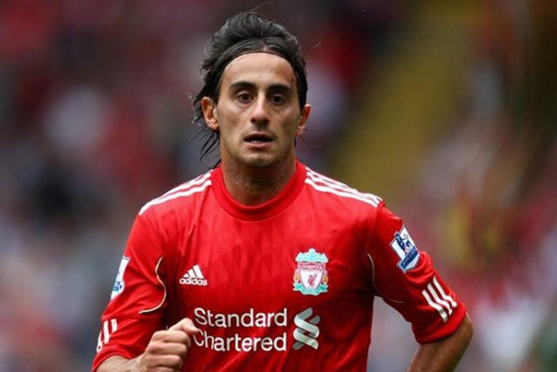 Mùa hè năm 2009, Aquilani rời Roma để đến với Liverpool với giá 20 triệu Euro. Nhưng những gì Aquilani thể hiện ở Liverpool chỉ là còn số 0. Anh thường xuyên bị chấn thương và gần như mất tích kể từ ngày đến Liverpool. Sau 1 năm không hạnh phúc tại Liverpool. Aquilani đã bị CLB này thải hồi về Italy và anh chơi cho Juventus.
