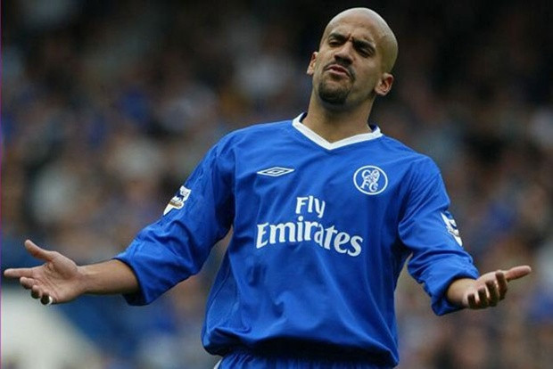 Juan Sebastian Veron đến với Chelsea năm 2003 sau thời gian thi đấu thành công trong màu áo của Man United. Trong 4 mùa giải thi đấu trong màu áo của Chelsea, Juan Sebastian Veron chỉ được ra sân 14 lần và ghi được 1 bàn thắng cho CLB. Đây là một thành tích quá nghèo nàn và nó không xứng đáng với những gì mà NHM Chelsea kì vọng ở anh.