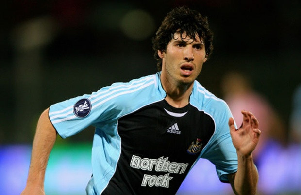 Albert Luque gia nhập Newcastle năm 2005 với giá 9 triệu bảng từ Deportivo. Trong 2 mùa giải thi đấu trong màu áo của Newcastle, Albert Luque đã được ra sân 21 lần và ghi được 1 bàn thắng. Đó là một hiệu suất rất tồi với cầu thủ thi đấu ở vị trí tiền đạo như Albert Luque.