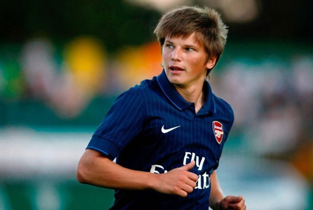 Andrey Arshavin gia nhập Arsenal trong kì chuyển nhượng mùa đông năm 2009. Khi đến với Arsenal, Andrey Arshavin được kì vọng sẽ là một nghệ sĩ ở giữa sân kiến thiết lối chơi cho Arsenal. Nhưng với thể hình nhỏ bé, cầu thủ người Nga này thường thất bại trong những pha tranh chấp bóng và không phát huy hết sức những phẩm chất của mình. Trong 4 mùa bóng tại Arsenal, Andrey Arshavin được ra sân 133 lần và có được 35 bàn thắng cho CLB này.