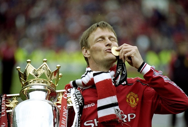 Năm 1997, Man United tìm người kế nghiệp Eric Cantona. Nhưng ít ai ngờ được họ lại đem về Teddy Sheringham từ Tottenham. Khi đó, tiền đạo này đã 30 tuổi. Chính bản thân Sheringham thừa nhận anh không tin rằng Man United thực sự quan tâm đến mình và nhanh chóng gật đầu khi được Quỷ đỏ tiếp cận.