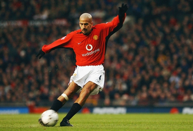 Man United cố gắng chứng minh họ là một CLB lớn trên thế giới bằng cách ký hợp đồng “bom tấn” với Veron, tiền vệ được rất nhiều CLB ở châu Âu thèm khát vào thời điểm đó. Đáng tiếc cho họ đây lại là một bản hợp đồng thất bại. Veron chẳng thể hiện được gì nhiều tại Man United, anh bị hành hạ bởi chấn thương và sau đó bị bán lại cho Chelsea.