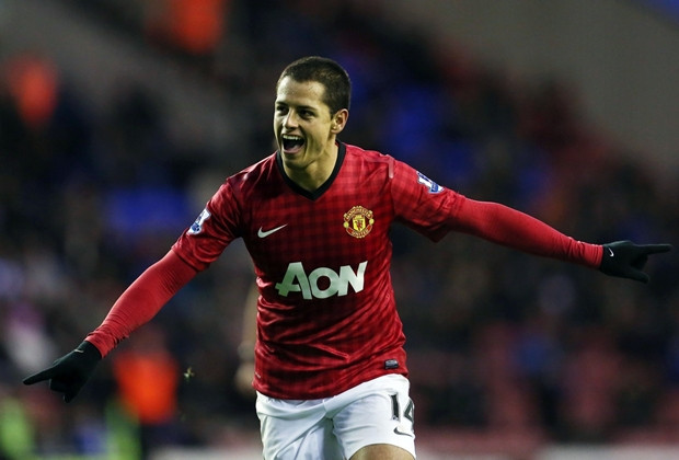 Hợp đồng chính thức được thông qua vào tháng 7, nhưng Man United đã công bố chữ ký với Chicharito từ tháng 4. Điều đáng nói là thương vụ này được họ hoàn tất ngay sau thất bại trước Bayern Munich tại tứ kết Champions League năm đó và nó được coi là “liều thuốc an thần” tốt cho người hâm mộ.
