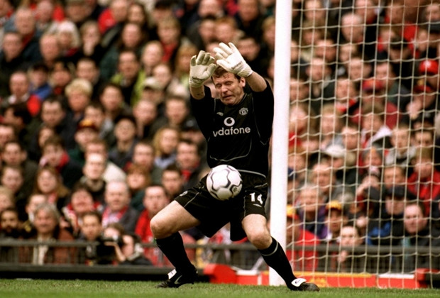 Andy Goram là một thủ môn ít danh tiếng. Không hiểu tại sao Man United lại quyết định ký hợp đồng với thủ thành 36 tuổi này vào tháng 3/2001. Từng có câu chuyện rất thú vị từ thương vụ này, đó là việc Goram đã… chửi Sir Alex Ferguson qua điện thoại vì tưởng nhầm người bạn thân Ally McCoist đang cố gắng lừa anh.
