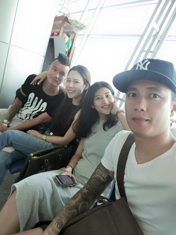 Cặp đôi Sỹ Mạnh - Trúc Nguyễn và vợ chồng cầu thủ Đinh Tiến Thành - Đậu Trà My trong một chuyến đi du lịch.