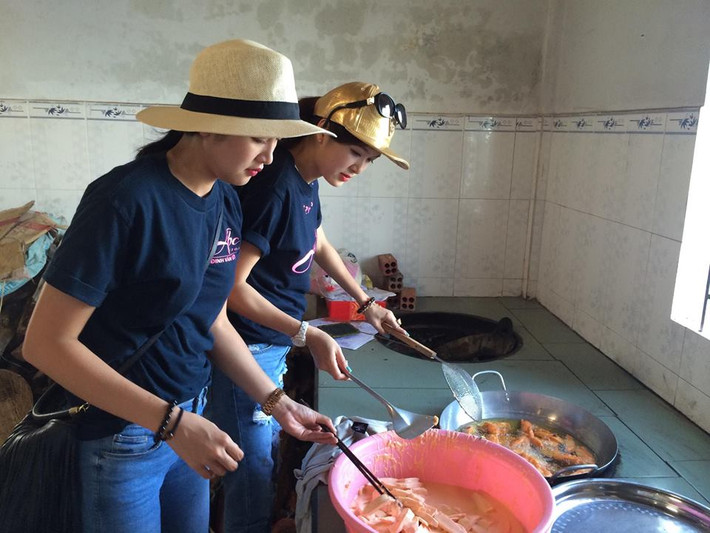 Ngoài thời gian hoạt động nghệ thuật, Trúc Nguyễn còn dành thời gian của mình cho những hoạt động từ thiện. Ảnh: FBNV.