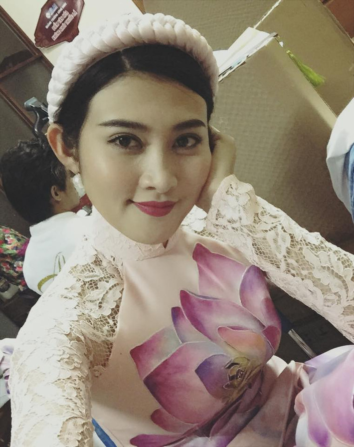 Trúc Nguyễn trong bộ áo dài được nhà thiết kế Anh Thơ thiết kế riêng cho mình.