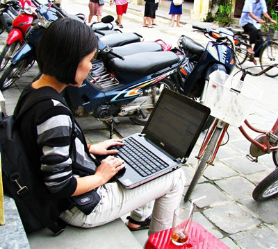 Không ít du khách đến Việt Nam du lịch đều cảm thấy hài lòng về internet. Ở Việt Nam, nhất là những thành phố lớn, ngồi một chỗ có thể dò được wifi khắp mọi nơi. Phần lớn nhà hàng, quán xá đều cung cấp wifi miễn phí, xài tẹt ga. Ảnh: Vietravel.