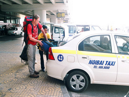 Taxi là phương tiện di chuyển mà nhiều khách du lịch khi đến Việt Nam lựa chọn. Chỉ cần gọi taxi theo hãng và trên taxi đều có đồng hồ tính tiền, không phải lo bị hét giá trên trời. Taxi ở Việt Nam luôn có sẵn mọi lúc, mọi nơi.
