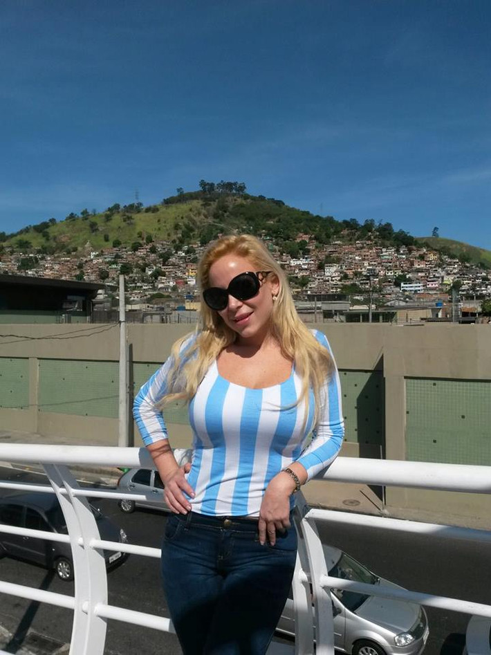 Ngoài là diễn viên đóng phim cấp 3, Roxana Suster còn là một fan cuồng nhiệt của ĐT Argentina và đặc biệt là thần tượng Sergio Aguero.