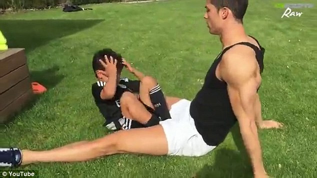 Ngoài những phút giây vui chơi giải trí, Cristiano Jr cũng được bố mình dạy cho những động tác cơ bản để phát triển thân hình. Ví dụ như thói quen gập bụng hàng ngày.
