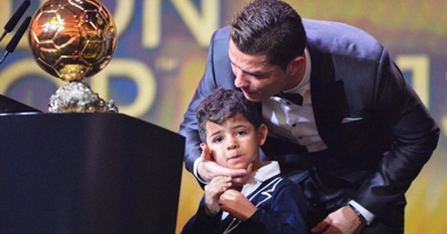Tại lễ trao giải Quả bóng vàng FIFA 2014, Cristiano Jr cũng được tham dự để chung vui cùng người bố thân yêu của mình.