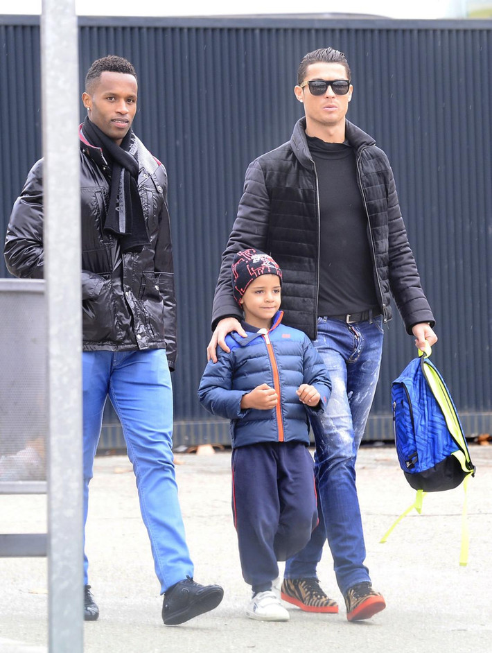 Cristiano Ronaldo đưa Cristiano Jr đến trường.