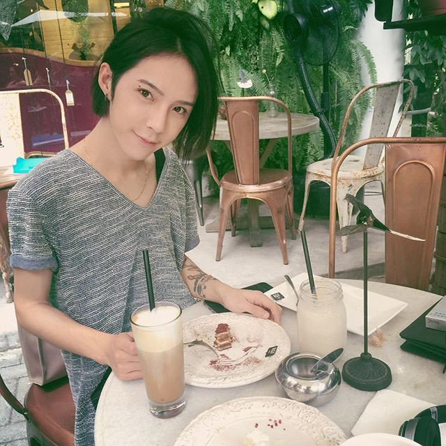 Vẻ đẹp của Yan You khiến nhiều người liên tưởng đến nam diễn viên Jang Geun Suk một ngôi sao cũng sở hữu vẻ đẹp như con gái trong bộ phim nổi tiếng của Hàn Quốc là You Are So Handsome.
