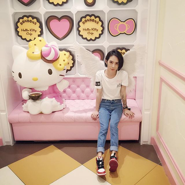 Hiện tại, Yan You là chủ một cửa hàng thời trang online trên Taobao, chuyên bán các sản phẩm chăm sóc da và quần áo.
