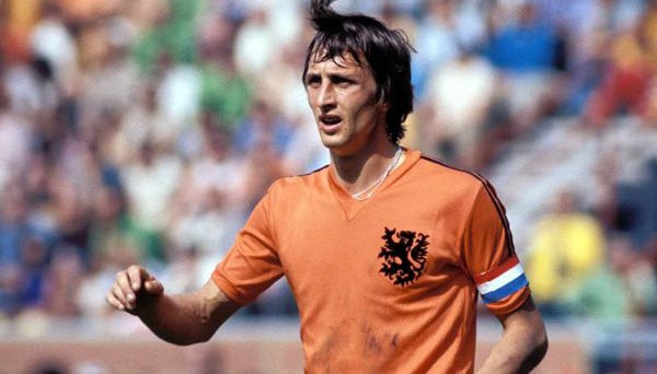 Johan Cruyff là một huyền thoại của Hà Lan. Sự nghiệp lừng lẫy của ông gắn liền với CLB Barcelona khi đã có 2 QBV trong thời gian chơi cho đội bóng xứ Catalan. Khi bước chân vào nghiệp cầm quân, chính Cruyff đã đặt nền móng cho sự phát triển của La Masia sau này, cũng như bóng đá Hà Lan. Cho nên cũng dễ hiểu vì sao NHM tôn Johan Cruyff làm “Thánh” và cho đến bây giờ Johan Cruyff vẫn có tiếng nói quan trọng tại Barcelona hay Hà Lan.