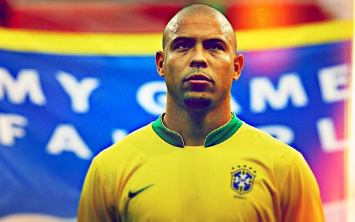 “Người ngoài hành tinh” là cái tên thân mật mà NHM dành cho Ronaldo người Brazil. Ronaldo nằm trong danh sách 125 cầu thủ còn sống xuất sắc nhất mọi thời đại của FIFA. Ronaldo cũng là cầu thủ duy nhất đạt mọi danh hiệu ở World Cup là Vô địch World Cup, Quả bóng vàng World Cup, Chiếc giày vàng World Cup. Ronaldo vô địch World Cup 1994 và World Cup 2002 cùng đội tuyển Brazil. Anh cũng có hai Quả bóng vàng châu Âu trong bộ sưu tập giải thưởng cá nhân cao quý của mình.
